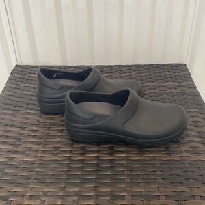 Crocs dual comfort, work shoes women’s size 6